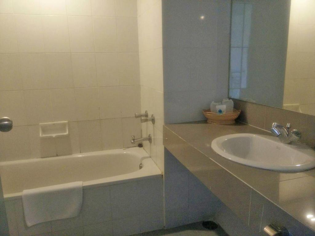 Sinthavee Hotel Phuket Esterno foto
